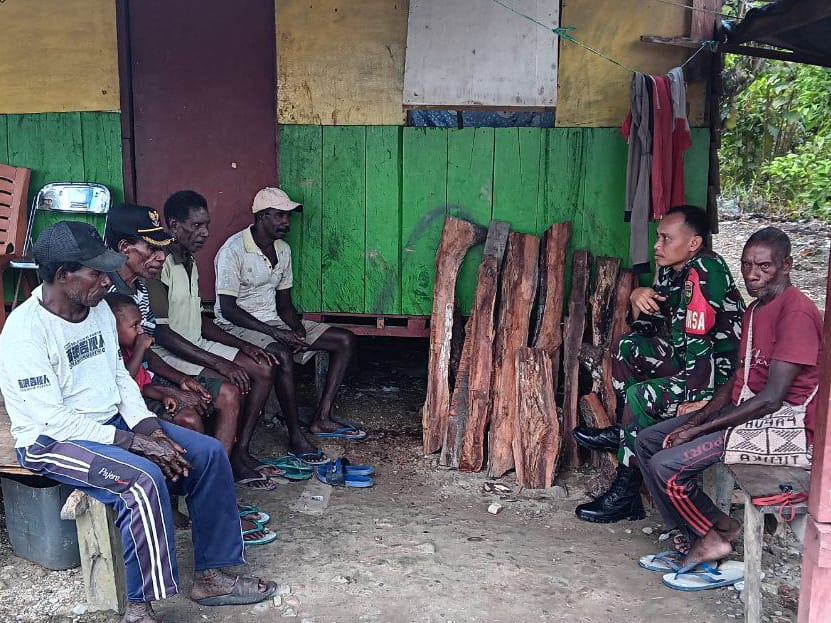   Bahas Keamanan dan Pembangunan, Babinsa Koramil Mapurujaya Laksanakan Komsos dengan Kepala Kampung