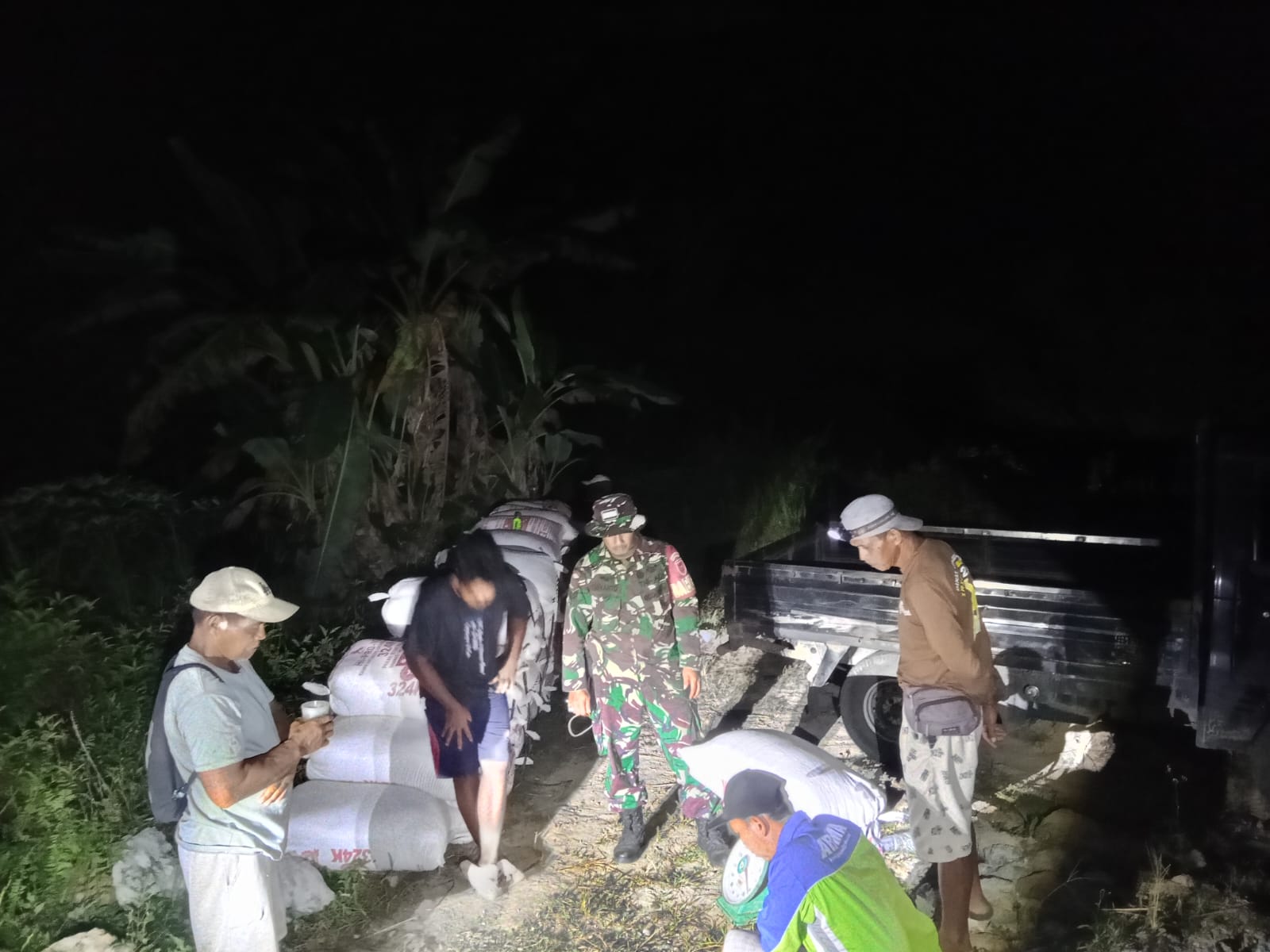 Babinsa Koramil 0901-05/Samarinda Utara Dampingi Penyerapan Padi hingga Larut Malam