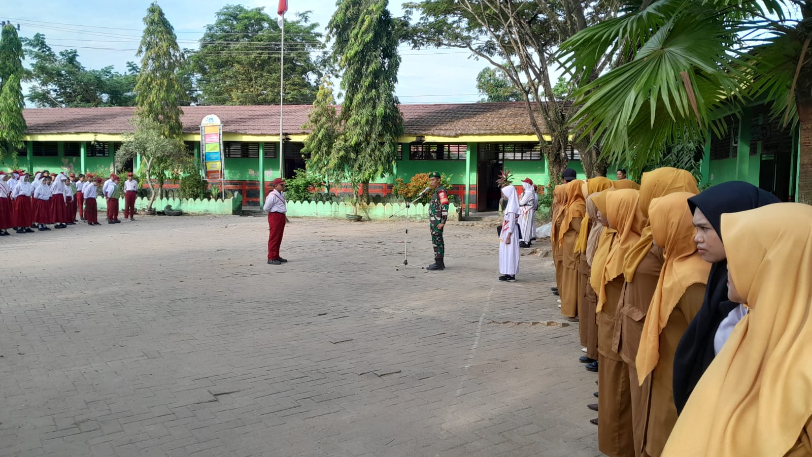 Babinsa Koramil 0901-03/Samarinda Seberang Jadi Pembina Upacara di SDN 007