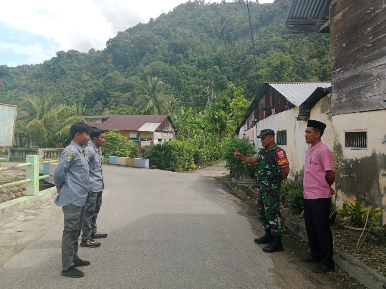 Babinsa Koramil 01/Tapaktuan Laksanakan Pembinaan Wanra di Desa Binaan