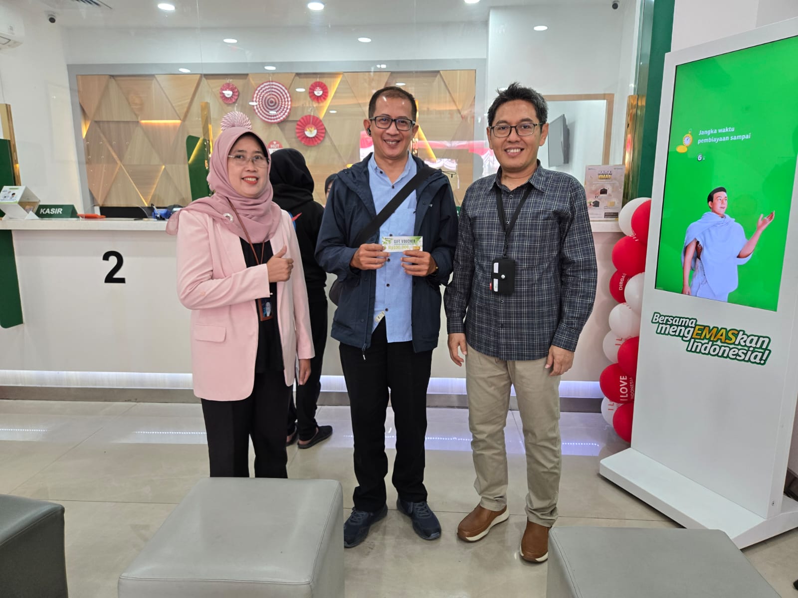 Pegadaian Kanwil VIII Jakarta 1 Berbagi Emas di Hari Pelanggan Nasional 2025