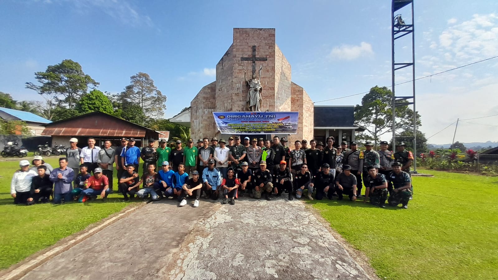 Koramil 0901-05/Samarinda Utara Gelar Karya Bakti Prima Pembersihan Gereja Katolik ST Yohanes