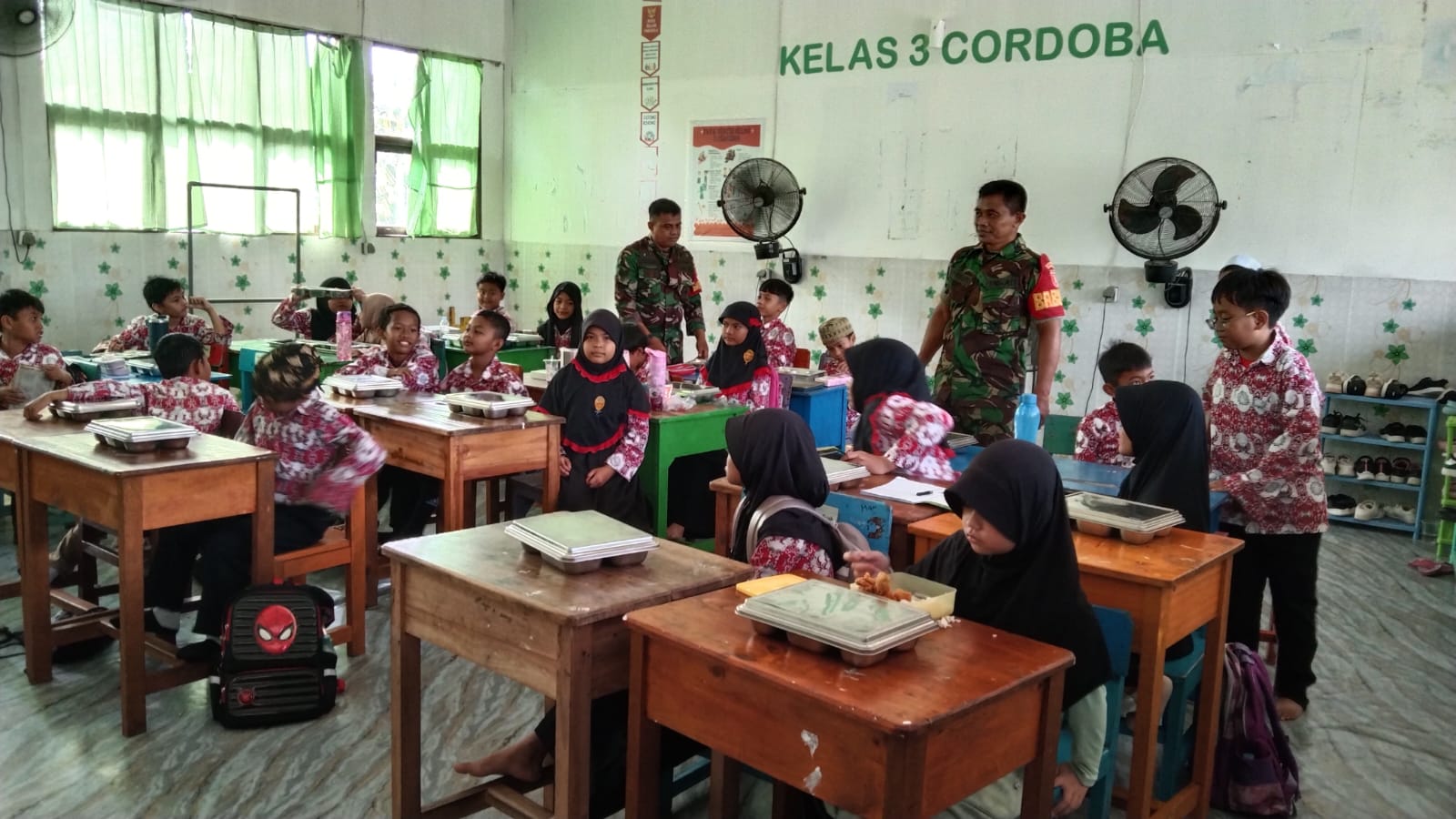 Melalui Babinsa Kodim 0901/Samarinda Lakukan Pendampingan untuk Penerima Manfaat Program MBG