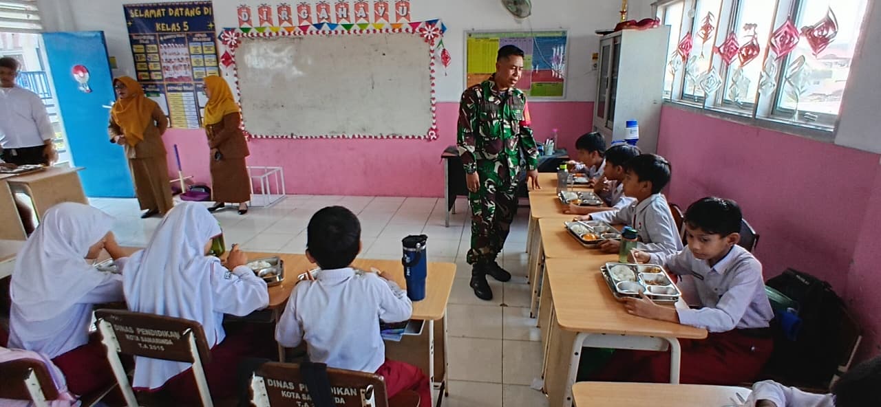 Babinsa Koramil 0901-02/SPNG Dampingi Penyaluran Makan Bergisi Gratis
