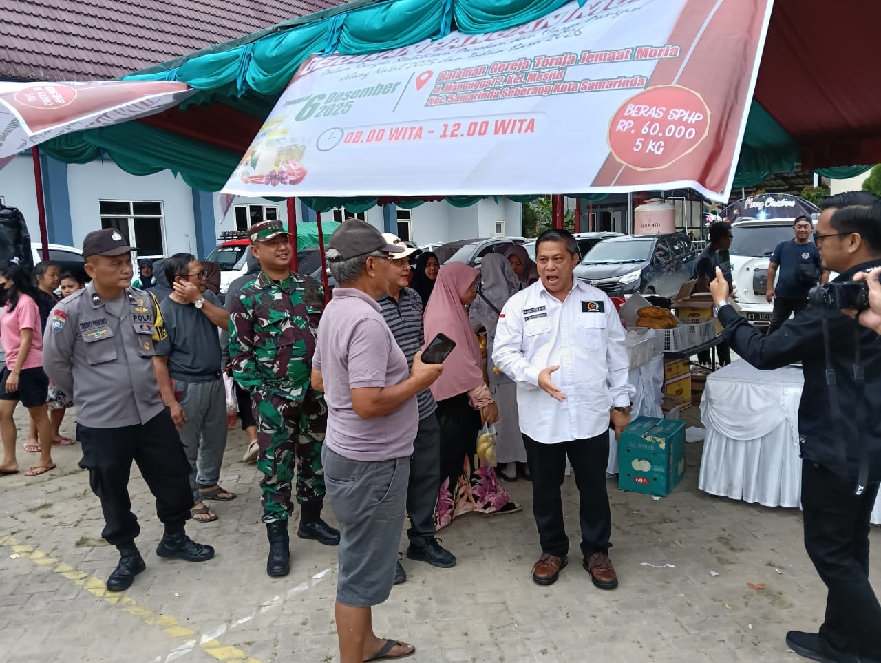 Dukung Ketahanan Pangan, Babinsa Koramil 0901-03/Samarinda Seberang Dampingi Gerakan Pangan Murah