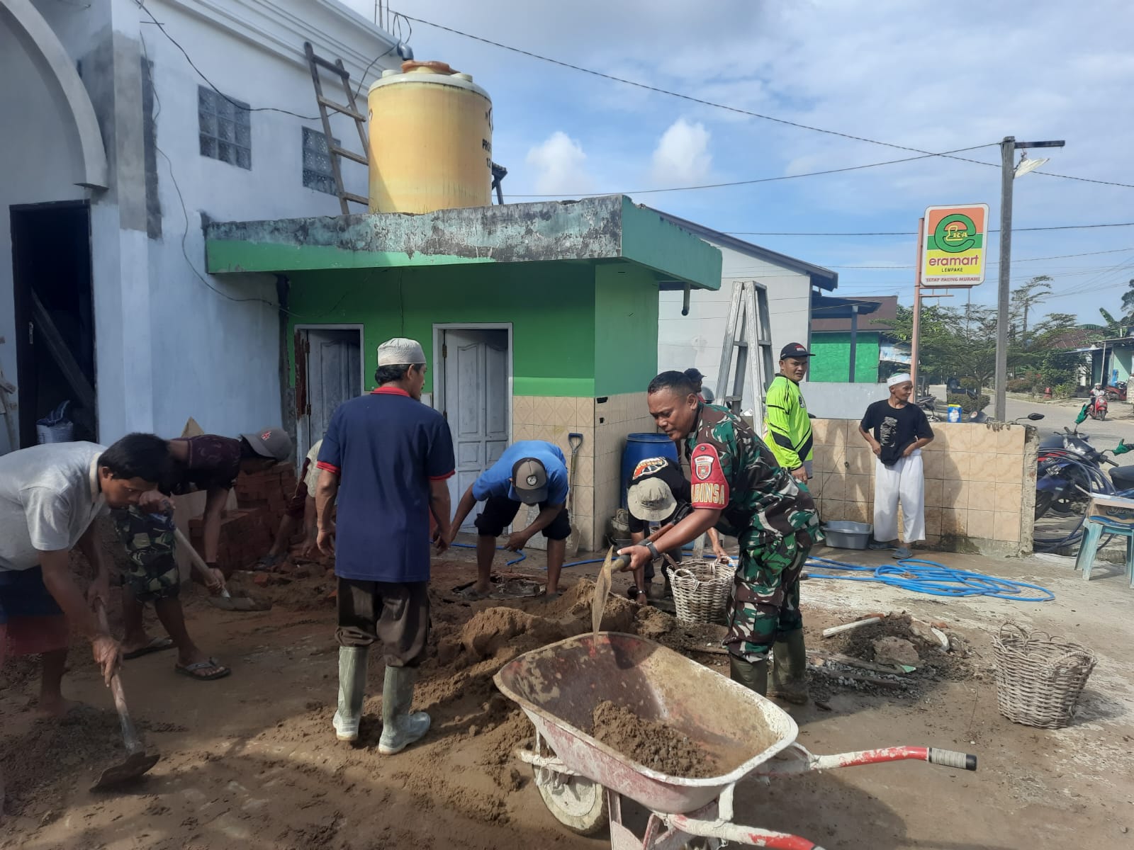 Jelang Bulan Suci Ramadhan, Babinsa Koramil 0901-05/SAMUT Bersama Warga Gotong Royong