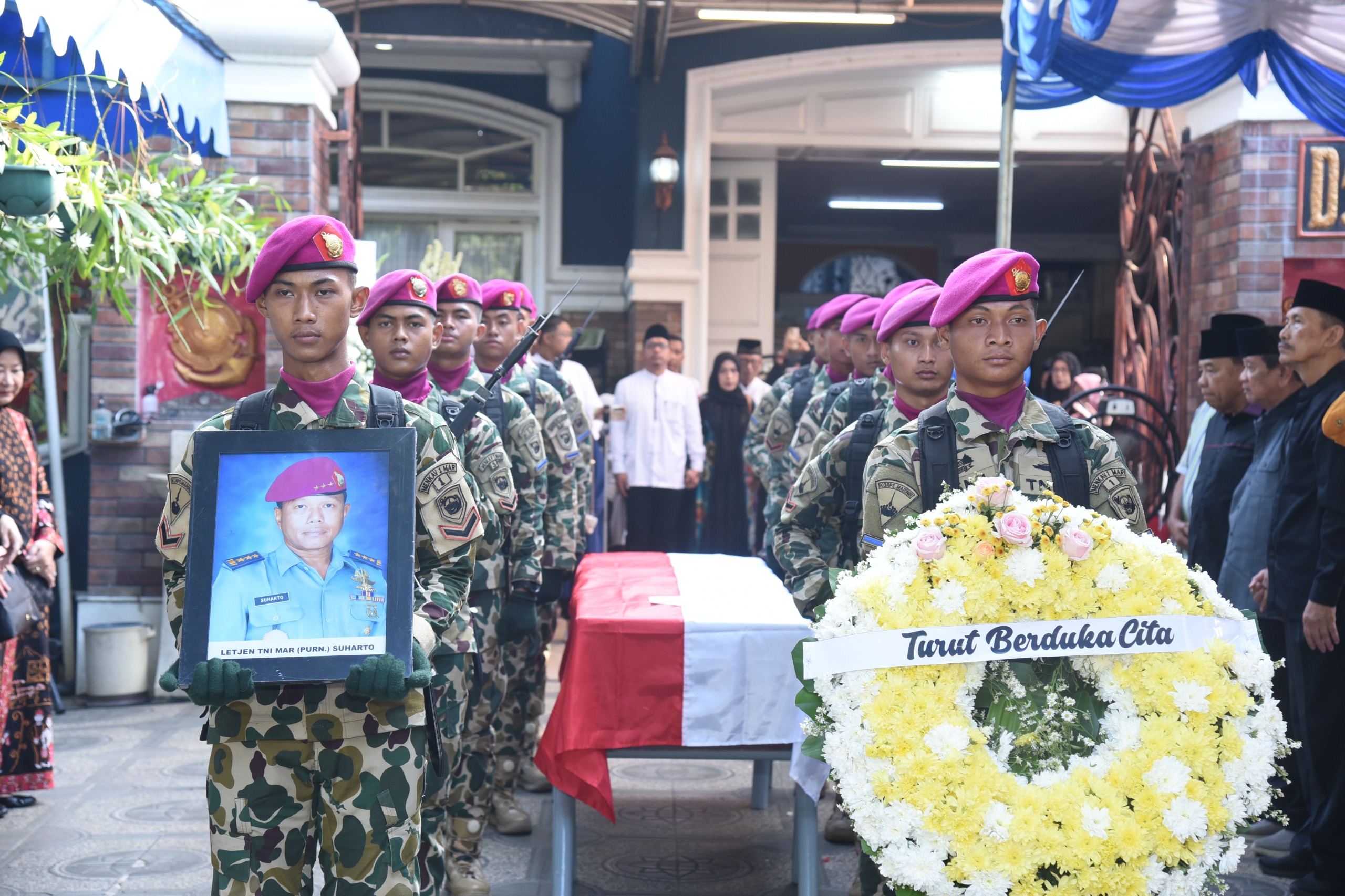 DI RUMAH DUKA, PANGKORMAR PIMPIN UPACARA PERSEMAYAMAN ALMARHUM LETJEN TNI MAR (PURN) SUHARTO