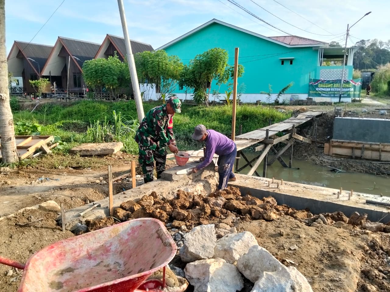 Bersama Masyarakat, Kodim 0901/Samarinda Bangun Jembatan Beton Garuda di Kelurahan Lok Bahu