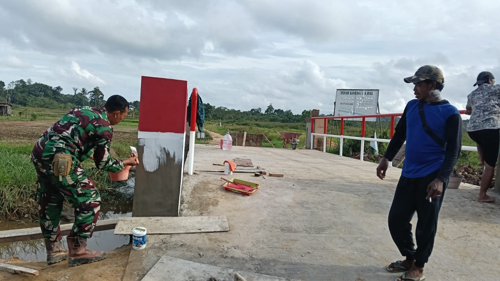 PEMBANGUNAN JEMBATAN BETON GARUDA DI KELURAHAN RAWA MAKMUR TERUS BERLANJUT