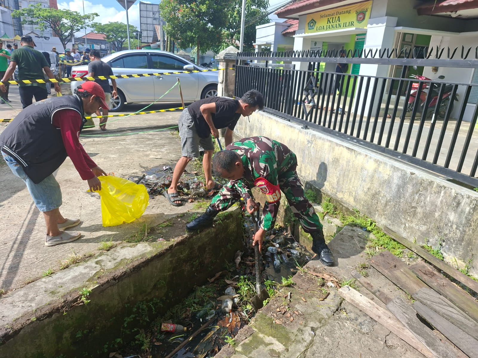 Babinsa Koramil 0901-03/Samarinda Seberang Pimpin Gotong Royong Pembersihan Parit Bersama Warga