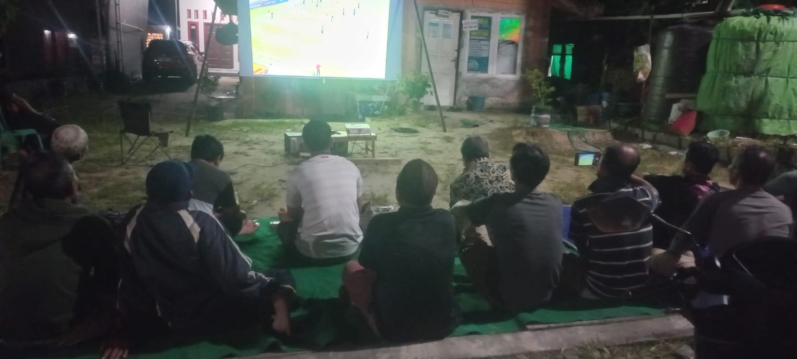 Babinsa Sempaja Selatan Monitoring Kegiatan Nonton Bareng Bola Gembira Laga Pembuka