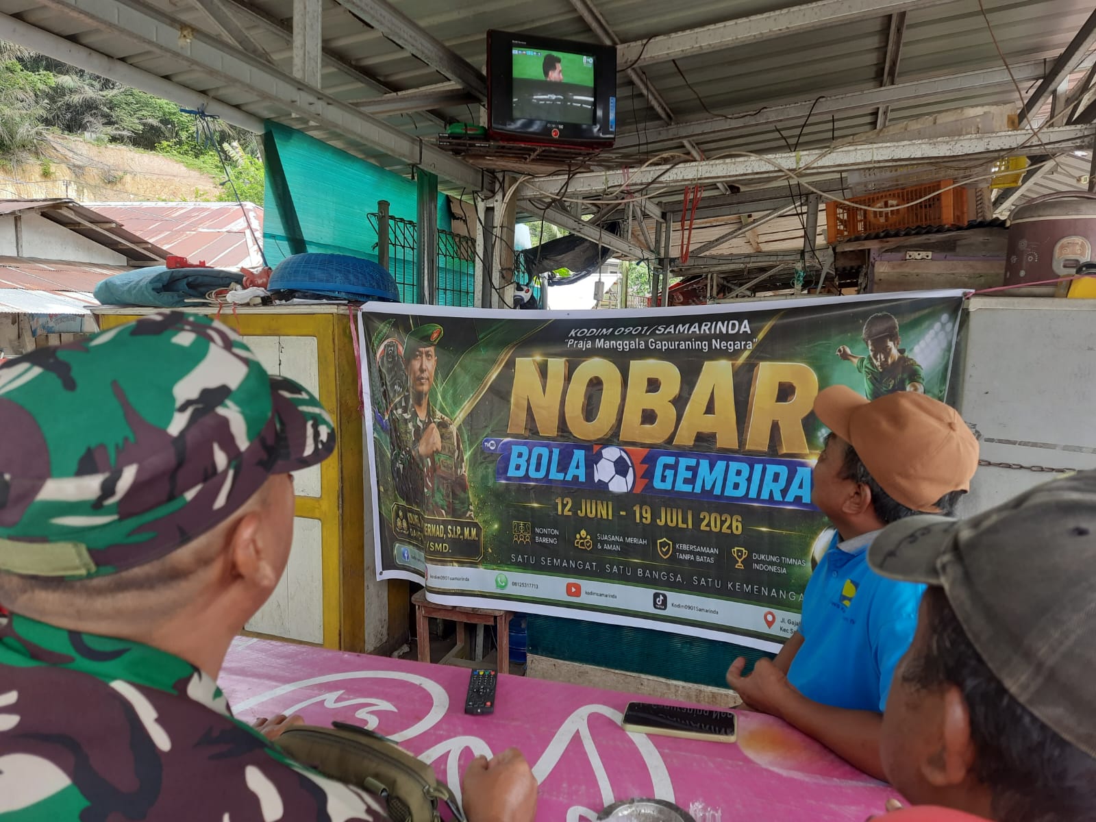 Babinsa Lempake Gelar Nobar Bola Gembira Piala Dunia 2026 Bersama Warga