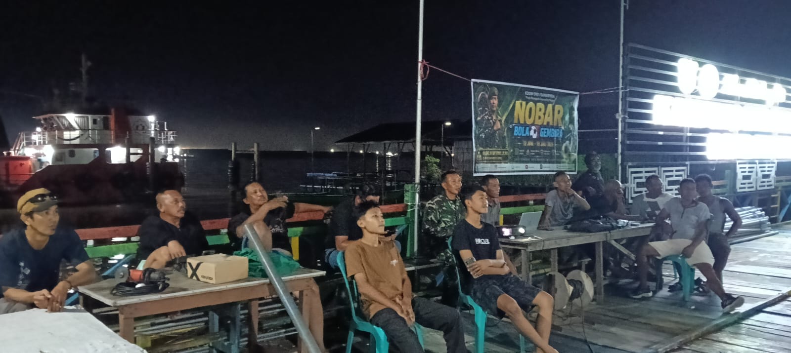 Babinsa Koramil 0901-04/Palaran Gelar Nobar Piala Dunia 2026 Bersama Warga