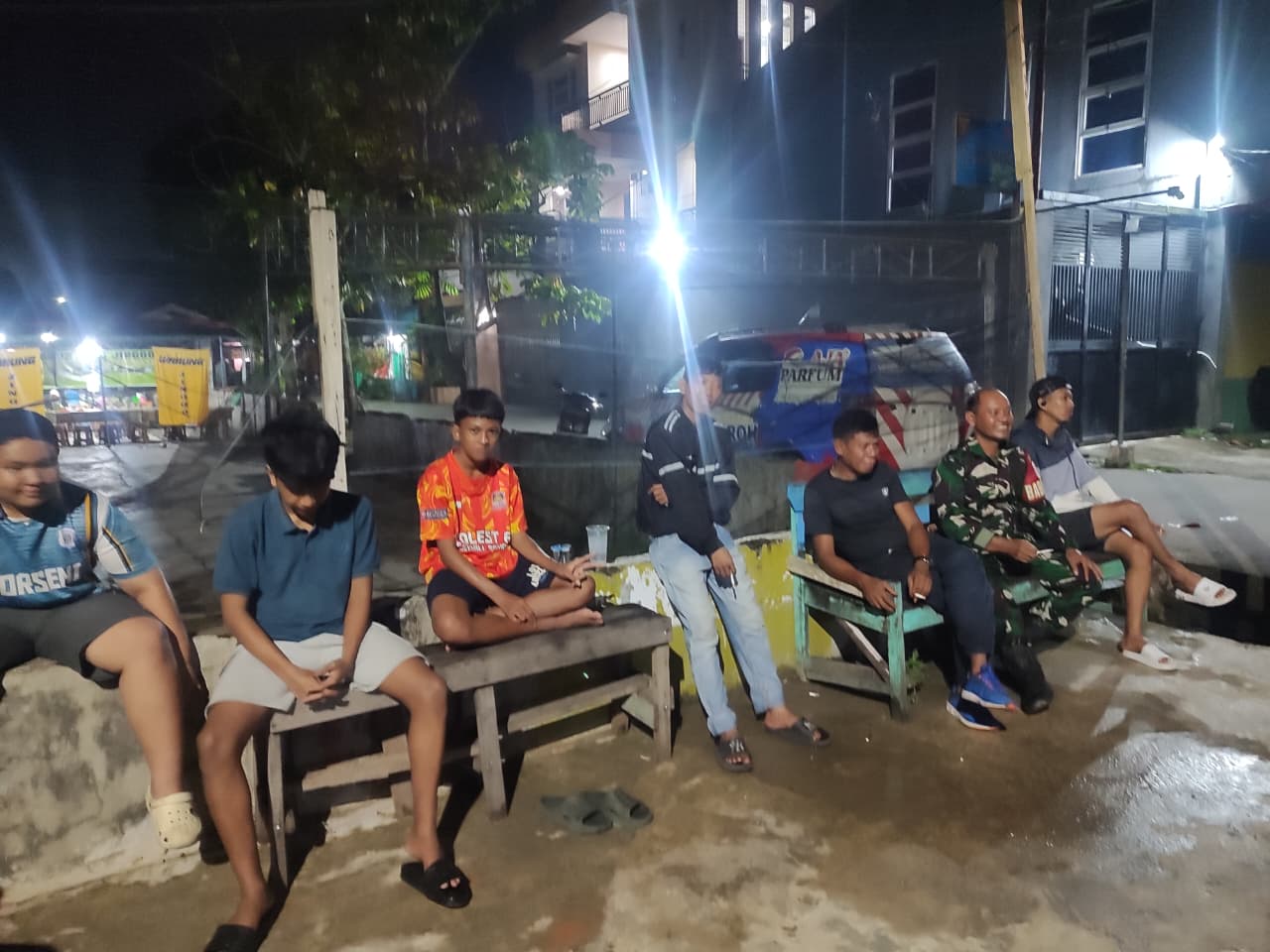 Babinsa Sungai Pinang Luar Hadiri Nobar Piala Dunia 2026 Bersama Warga