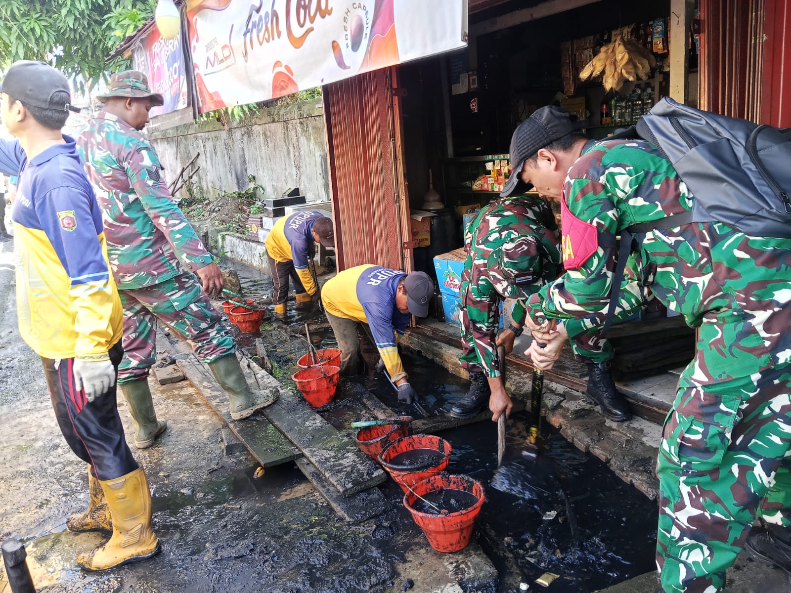 Babinsa Bersama Warga Gotong Royong Bersihkan Drainase, Wujud Keharmonisan TNI dengan Masyarakat