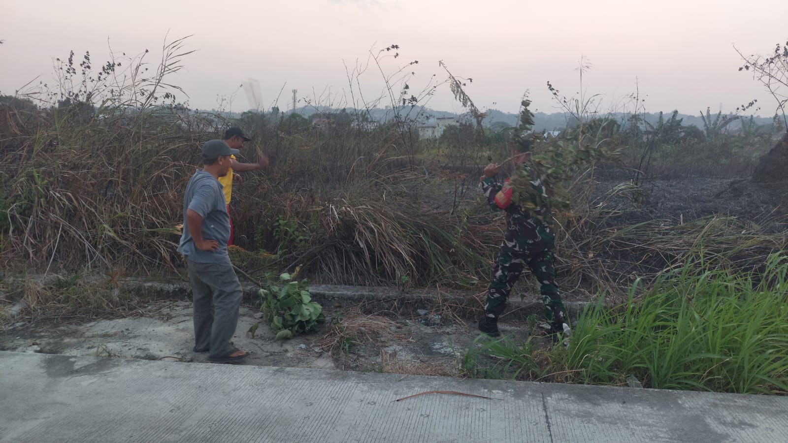 Babinsa Kodim 0901/Samarinda Bantu Padamkan Kebakaran Lahan di Bengkuring
