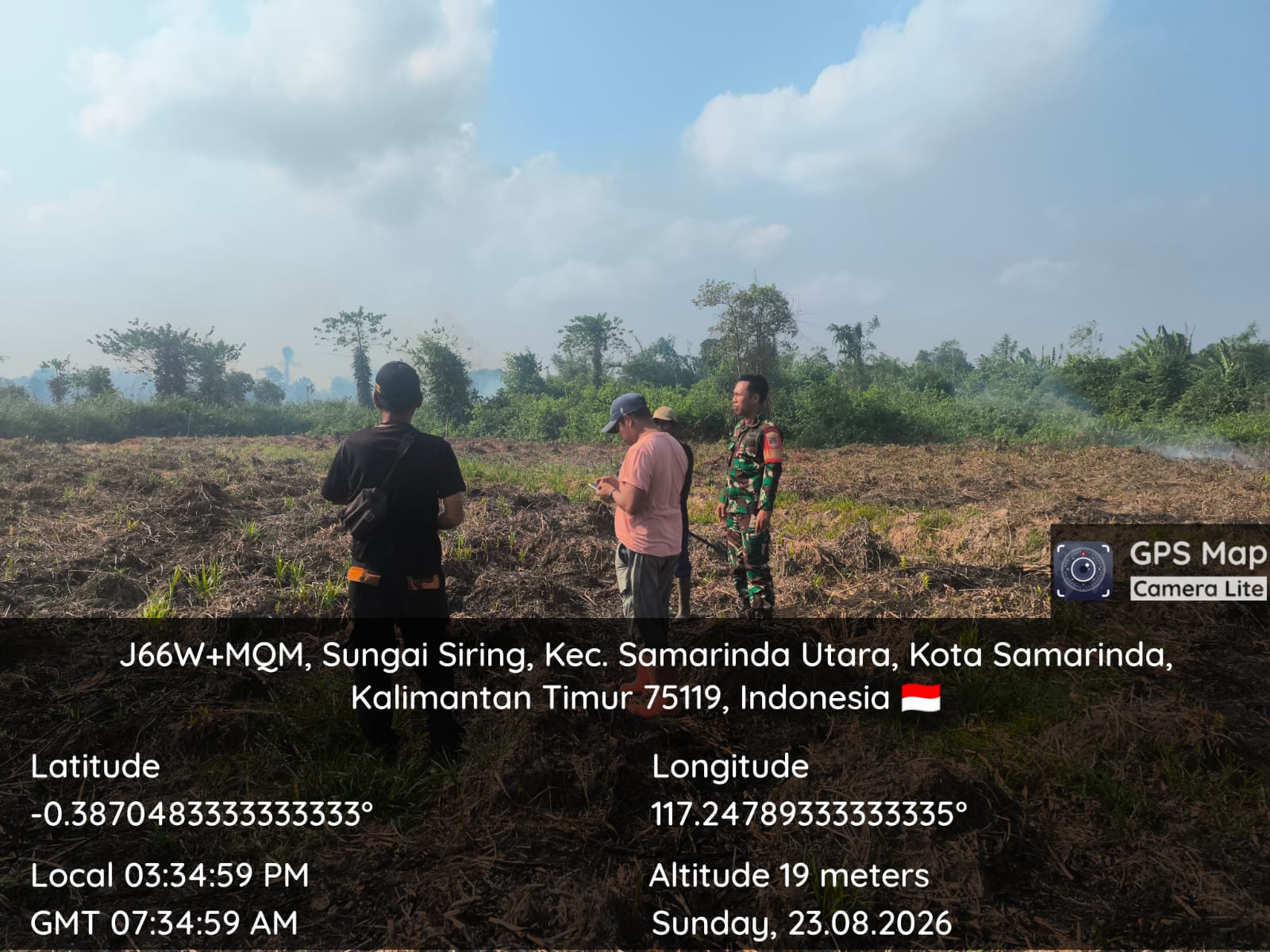 Babinsa Koramil 0901-05/Samarinda Utara Pantau Titik Asap di Wilayah Sungai Siring