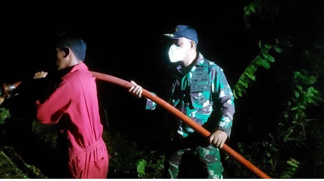 SIGAP !, BABINSA BANTUAS BERSAMA RELAWAN PADAMKAN KEBAKARAN LAHAN PT TIRTA MAHAKAM