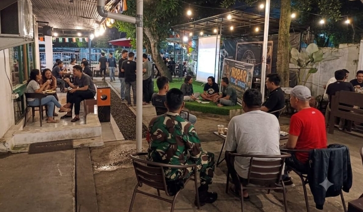 BABINSA KELURAHAN JAWA MONITORING NOBAR KEBANGSAAN PIALA DUNIA 2026 BERSAMA MASYARAKAT