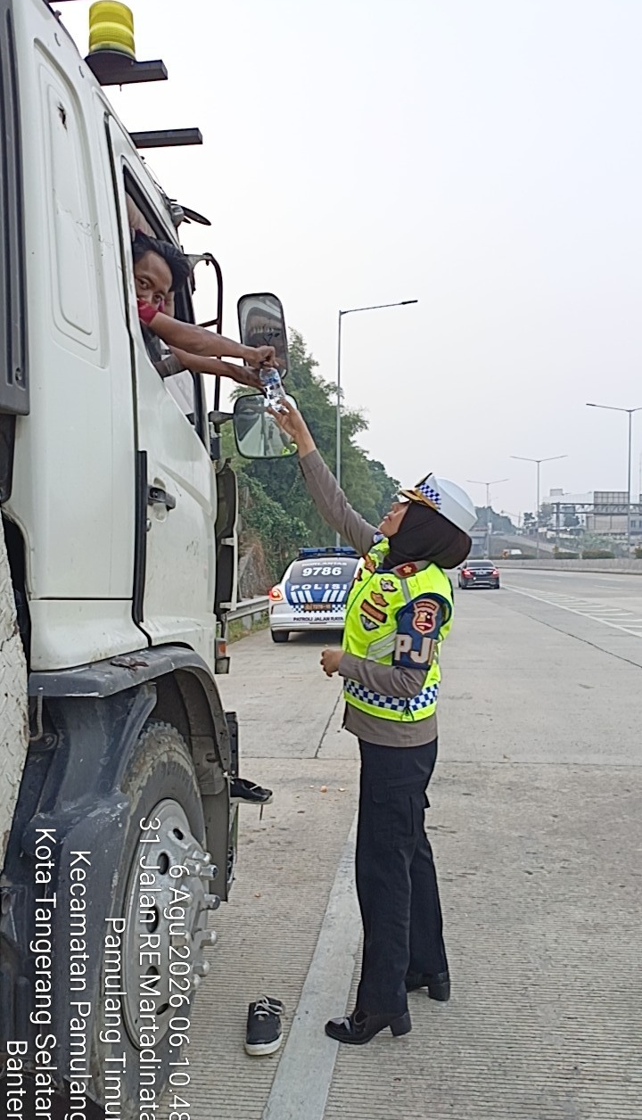 Ka Induk PJR BSD Kompol Darmarwati, SH, MM, MH Memberikan Teguran Terhadap Mobil Truk