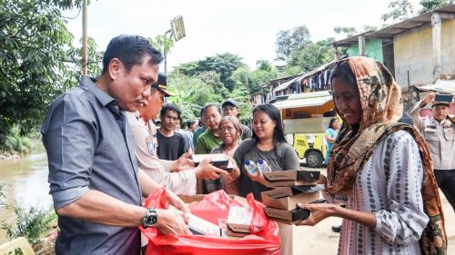 Cooling system, Polres Metro Jaktim  bagi makanan gratis ke warga slum area