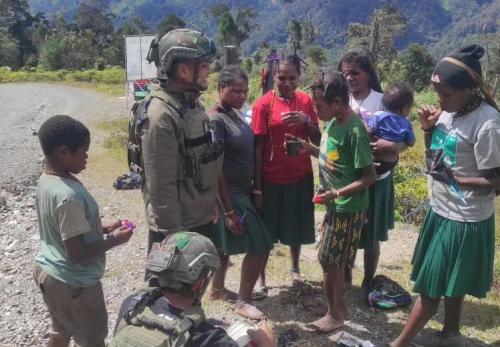 Prajurit Yonif 509 Kostrad Menyapa dan Memborong Sayuran Mama Papua