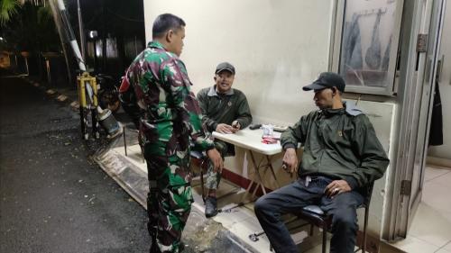 Babinsa Jatikramat Gandeng Komduk dan Tiga Pilar Intensifkan Siskamling Demi Kondusifitas Wilayah