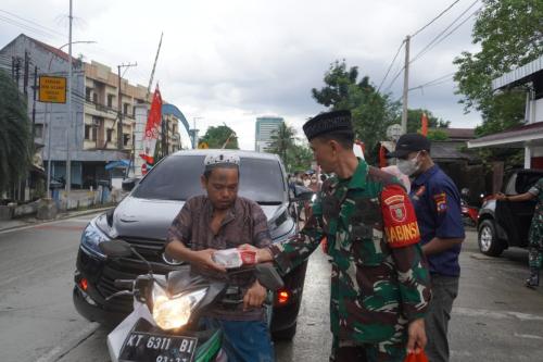 Dandim 0901/Samarinda Bersama Ketua Persit Cabang XIV Bagikan Takjil di Wilayah Koramil 0901-01/Sama