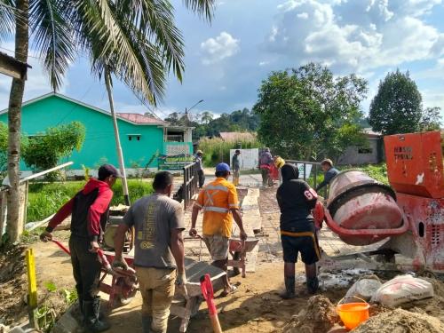 Bersama Warga, Bangun Jembatan Beton Garuda di Wilayah Lok Bahu