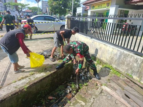 Babinsa Koramil 0901-03/Samarinda Seberang Pimpin Gotong Royong Pembersihan Parit Bersama Warga