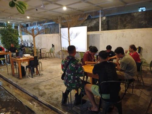 Babinsa Koramil 0901-01/Samarinda Ulu Gelar Nobar Bola Gembira Piala Dunia 2026 Bersama Masyarakat