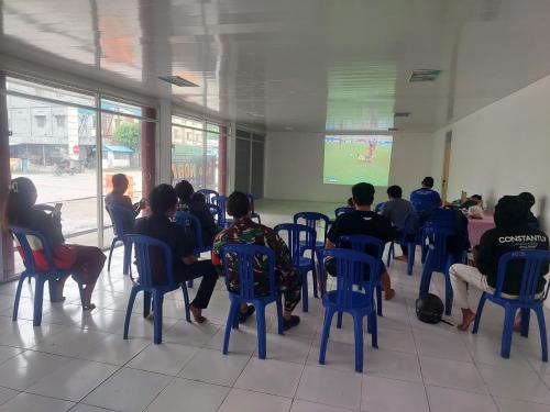 Koramil 0901-01/Samarinda Ulu: Babinsa Kelurahan Sungai Kunjang Bersama Masyarakat Nobar Bola Gembir
