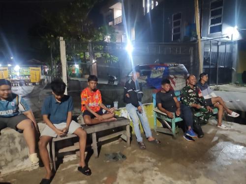 Babinsa Sungai Pinang Luar Hadiri Nobar Piala Dunia 2026 Bersama Warga