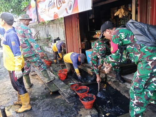 Babinsa Bersama Warga Gotong Royong Bersihkan Drainase, Wujud Keharmonisan TNI dengan Masyarakat