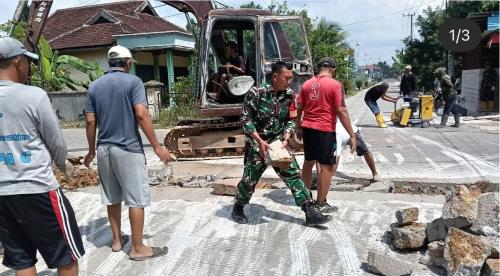 Babinsa Rawa Makmur Bersama Danramil dan Warga Laksanakan Gotong Royong Normalisasi Parit Cegah Banj
