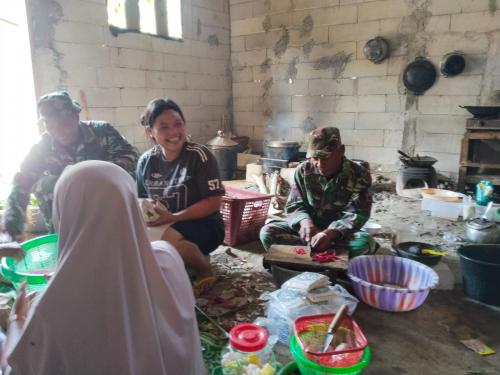Tak Hanya di Medan Pekerjaan, Satgas TMMD Kodim 0708 Purworejo Turun Tangan Bantu Ibu-Ibu di Dapur