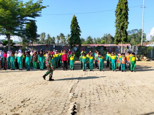 Koramil 0901-04/Palaran Tanamkan Disiplin Sejak Dini Melalui Kegiatan MPLS di SDN 003 Palaran