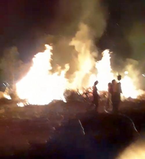 Babinsa Koramil 0901-05/Samarinda Utara  Bersama Relawan Balakar Padamkan Kebakaran Lahan di Sungai 