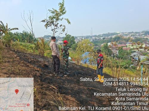BABINSA KODIM 0901/SAMARINDA BERSAMA WARGA SIGAP PADAMKAN KEBAKARAN LAHAN DI TELUK LERONG ILIR