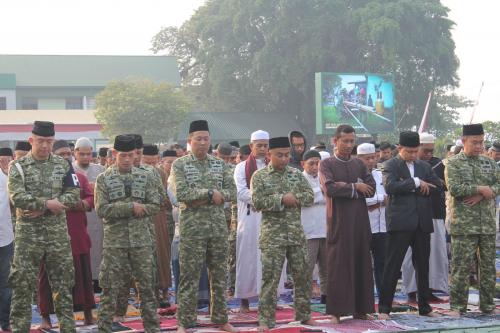 DANDIM 0901/SAMARINDA BERSAMA KELUARGA BESAR KODIM 0901/SAMARINDA MENGIKUTI SALAT ISTISQA,