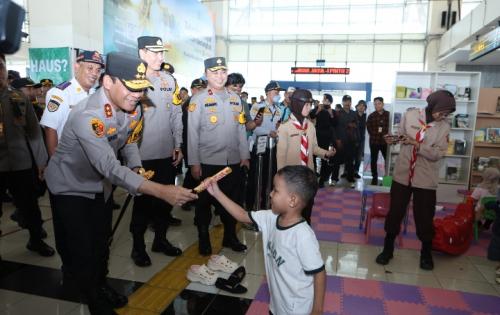 Kapolda Metro Jaya Sapa Anak-anak di Terminal Pulogebang, Bagikan Cokelat di Ruang Ramah Anak