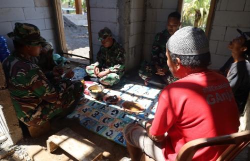 Sepiring Kebersamaan di TMMD 129 Purworejo, Satgas dan Warga Makan Bersama Penuh Keakraban