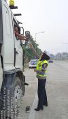 Ka Induk PJR BSD Kompol Darmarwati, SH, MM, MH Memberikan Teguran Terhadap Mobil Truk